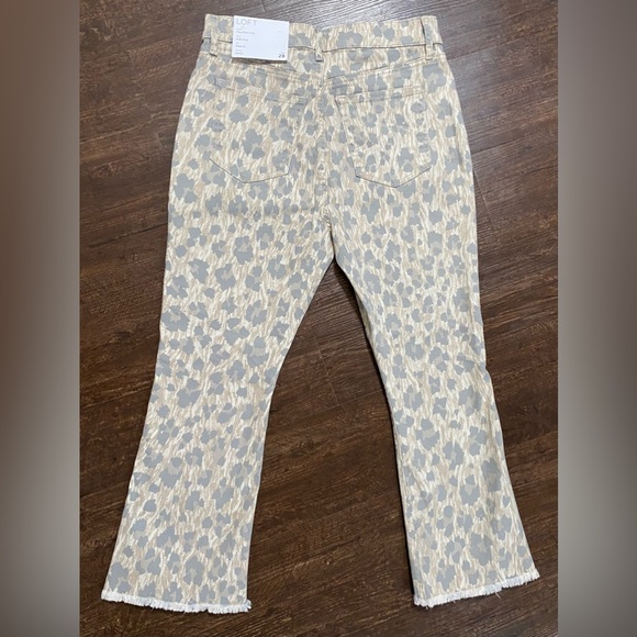 ⭐NWT⭐ < LOFT > Frayed High Rise Kick Crop Jeans - Picture 8 of 16